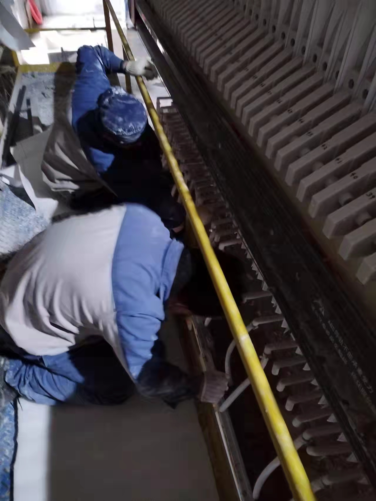 光伏新材料：春寒料峭斗志昂，爭(zhēng)分奪秒換布忙