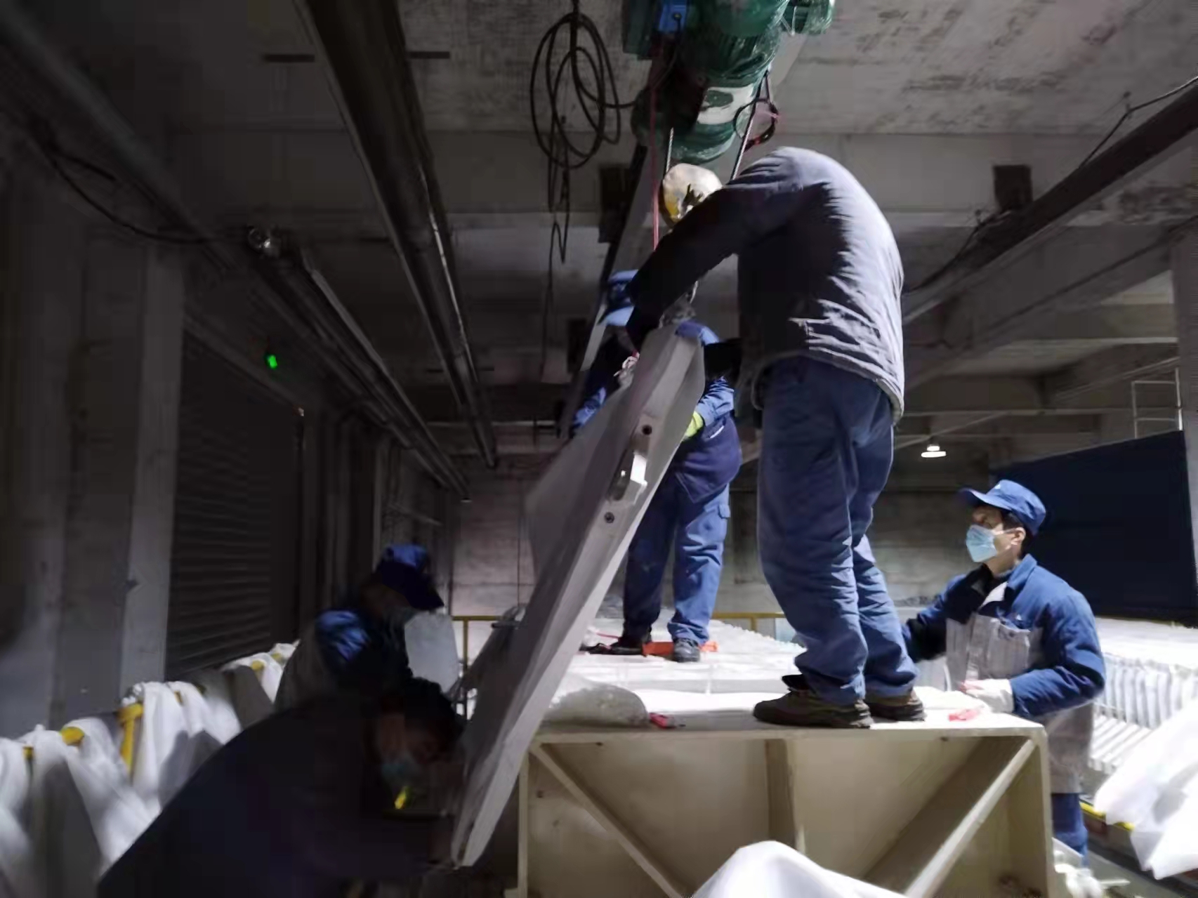 光伏新材料：春寒料峭斗志昂，爭(zhēng)分奪秒換布忙